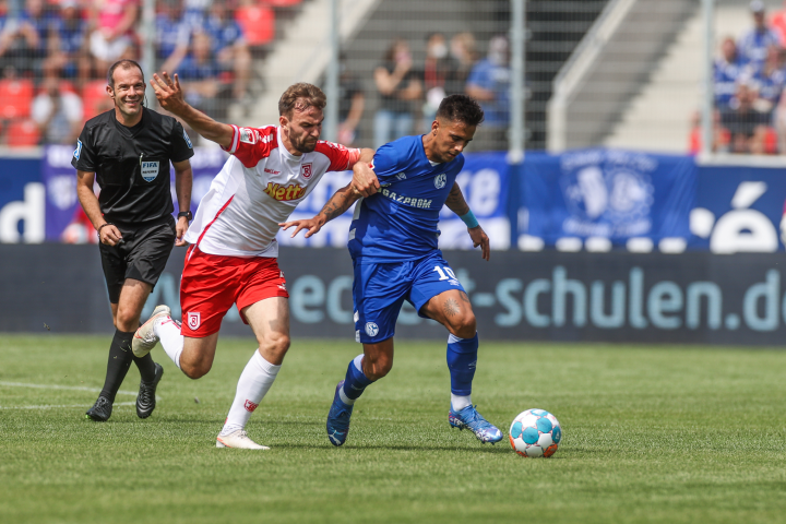 沙尔克队长领衔出战，球队全力以赴