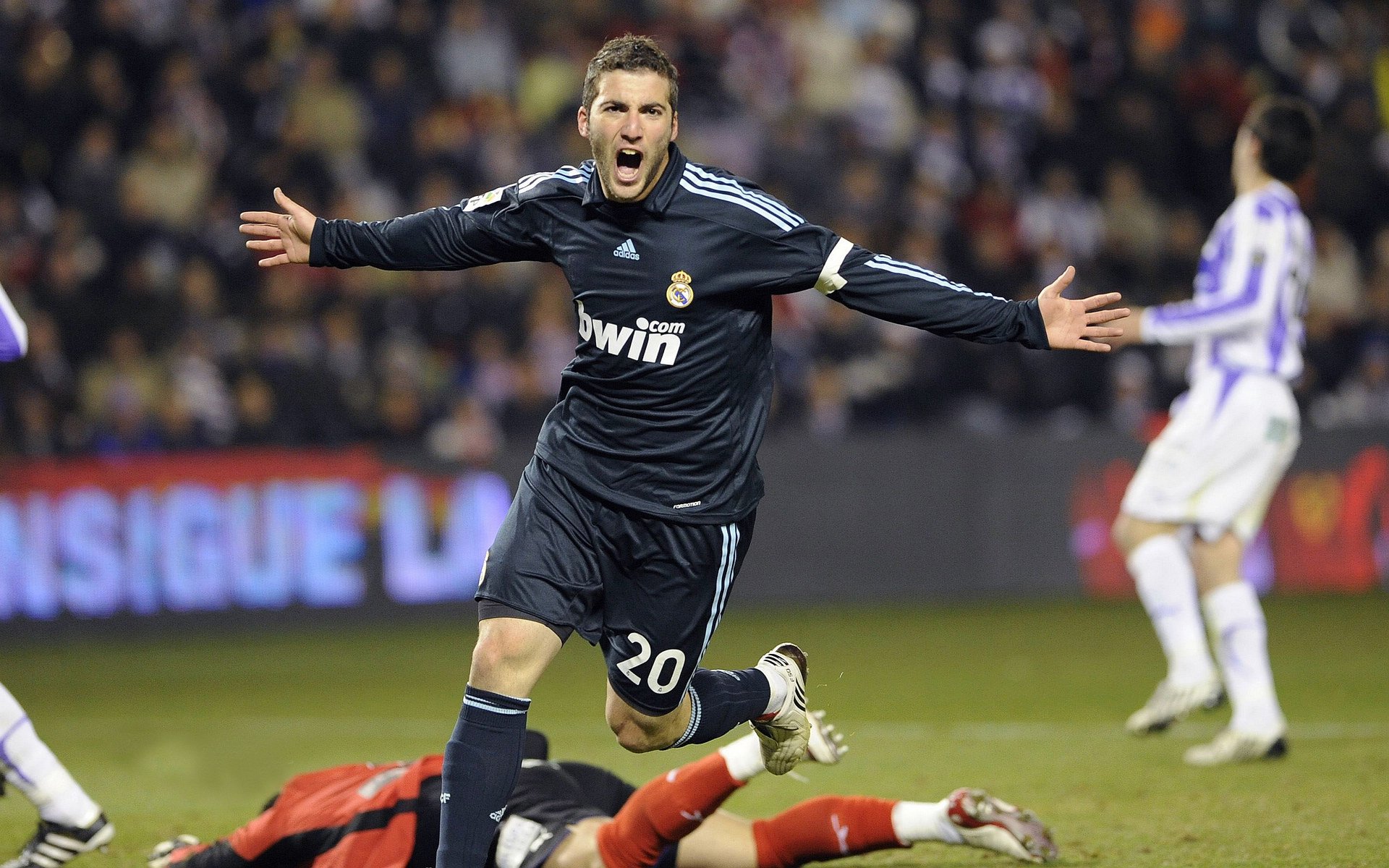 米切尔进攻端无人可挡，快船压哨绝杀猛龙