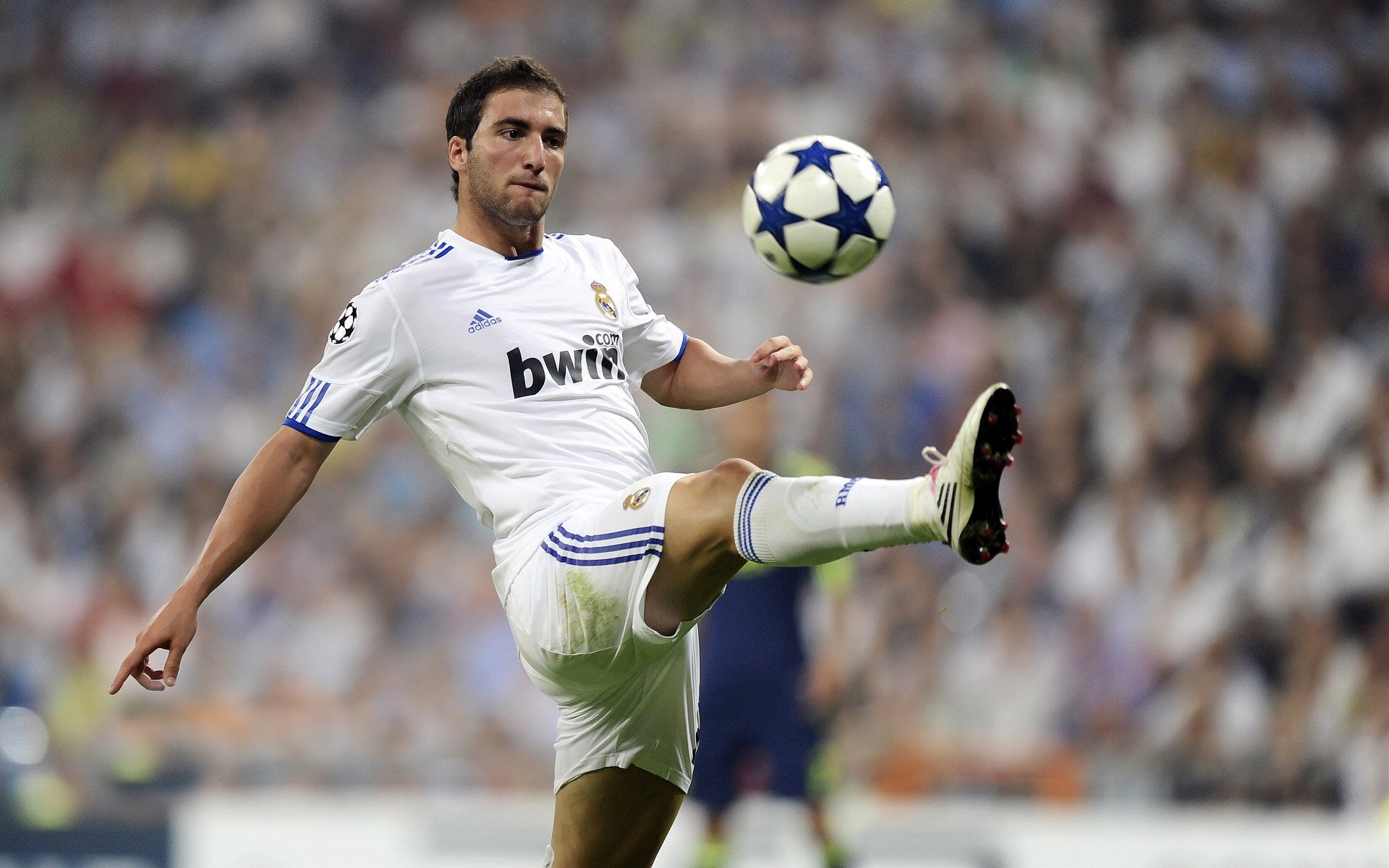 布克如入无人之境，广东队进攻风暴席卷活塞