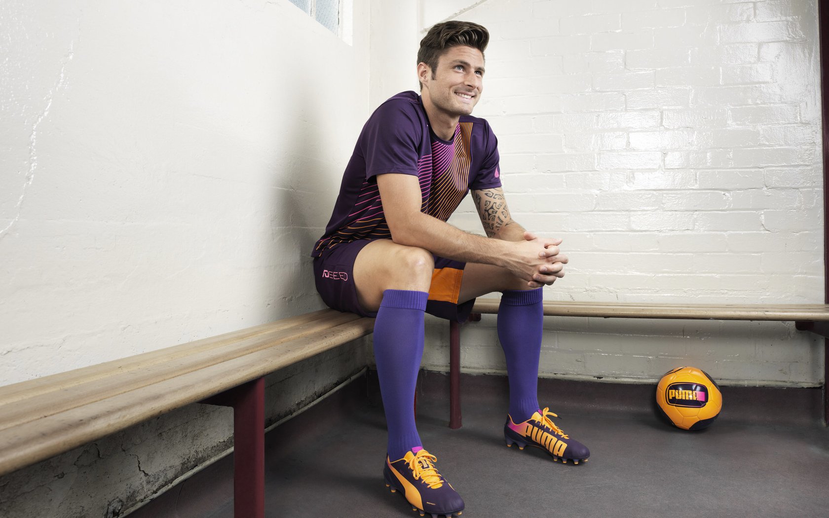 赛道与球场，速度与悬念的双重奏